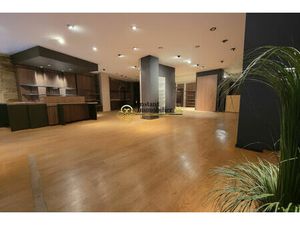 Espace commercial rénové avec murs en pierres - 176 m2