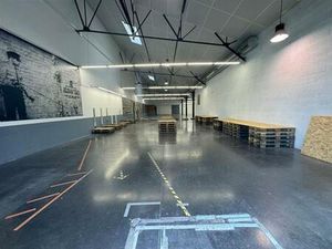 Location commerce CHAMPNIERS 781 m²