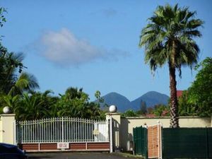 À vendre  T4 en duplex avec piscine à Petit-Bourg  Guadeloupe