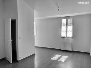 Maison de ville récente avec jardin et garage St Martin de Ré intramuros