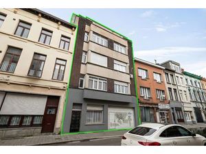 Opbrengsteigendom met een groot magazijn en 3 appartementen te koop!