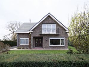 Ruime gezinswoning met vier slaapkamers en tuin in Drongen.