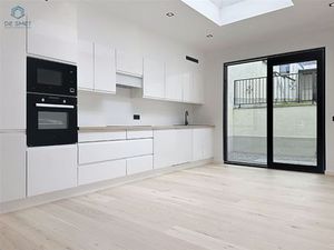 Prachtig gerenoveerde herenwoning met 5 slpks  2 badkamers en tuin in het hart van Geraard