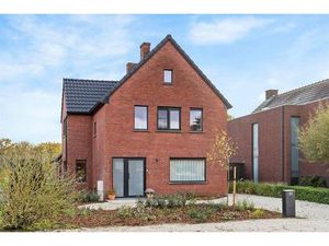 COMPLEET GERENOVEERDE WONING OP PERCEEL VAN BIJNA 8 ARE VLAK BIJ ZOLDER CENTRUM  OMGEVEN D