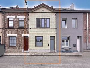 Investerings -of starterswoning met uitweg achteraan.