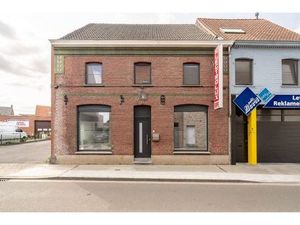 Woning met brede oprit en dubbele garage