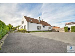 Grote villa met 4 slaapkamers met benaderende grondoppervlakte van 1438m²