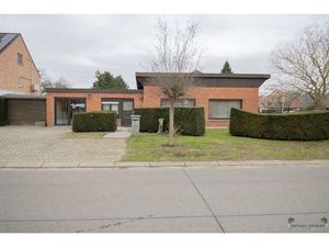 Gelijkvloerse woning met min. 3 slaapkamers en handelsruimte op 563 m² te Pulderbos.