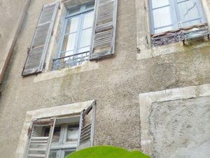 Centre historique Maison de ville avec local commercial