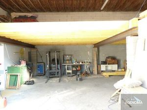 Grand hangar 200m2 avec appartement attenant
