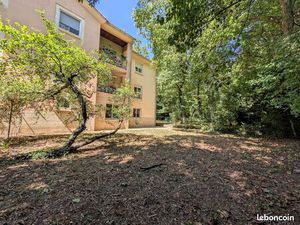 Appartement traversant de plain-pied  au calme dans son écrin de verdure.  centre-ville  a