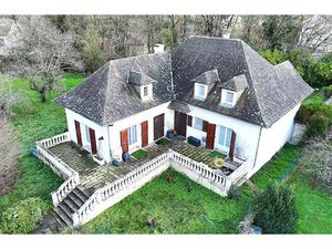 Vente propriété 11 pièces 300 m² à Saint-Affrique (12400)  240 000 €