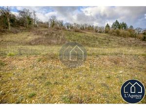 Terrain constructible 1780 m2 à 50m du centre de la commune dans environnement boisé