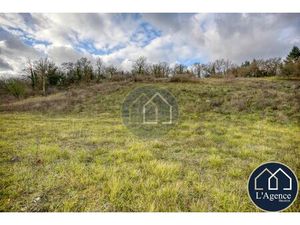 Terrain constructible 945m2 à 50m du centre de la commune dans environnement boisé