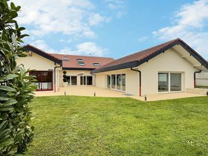 Proche Genève : Magnifique Villa de 500m2 avec piscine intérieure