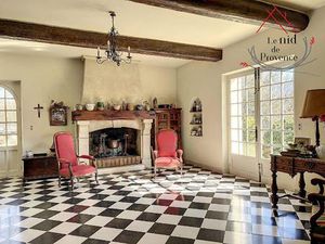 Rare à Pernes les Fontaines ensemble immobilier comprenant 3 mas sur 7 hectares.