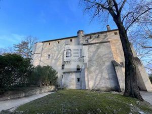 A Villeneuve les Avignon T3 de charme dans bâtiment historique