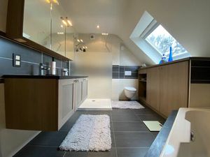 Luxueus en ruim duplex-appartement met 3 slpks en terras + parking