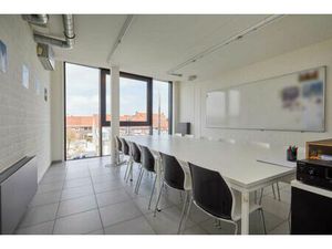 Roeselare-centrum. Trendy kantoorruimte met diensten te huur vanaf 1 persoon op een uistek