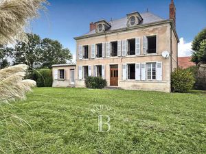 Maison de Maître  cour intérieure  dépendances  proche Aigueperse