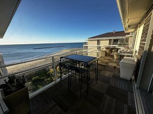 Un dernier étage  1ere ligne  3 chambres  terrasse vue mer plein sud  parking et cave .