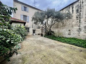 Vente maison 10 pièces 239 m² Saint-Gilles (30800)