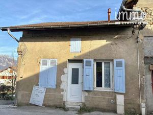 Maison de village en pierre au fort potentiel