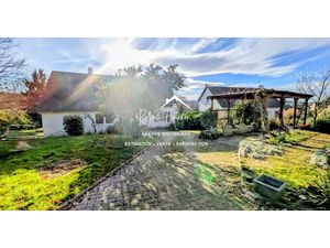 Vue imprenable sur DESCARTES  très bien situé  quartier résid