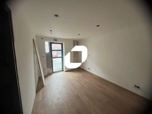 A LOUER  LOCAUX REFAITS A NEUF