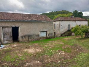 Exclusivité -Ensemble En Pierre Avec Maison Et Grange.