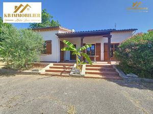 Maison de plain-pied avec garage et terrain