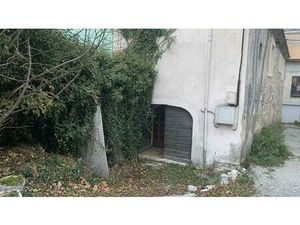 Maison de village à rénover – Plein centre – 80 m² au sol / 57 m² Carrez – Jardinet +...