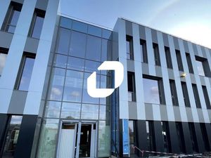 A LOUER  SERVICES & COMMERCES A PROXIMITE !