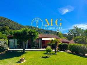 Plain-Pied lumineux avec véranda  grand séjour et terrain de 932 m2