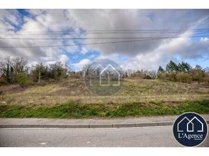Terrain constructible 1890 m2 à 50m du centre de la commune dans environnement boisé