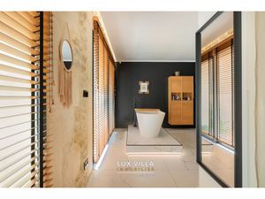 SUPERBE MAS rénové dans un esprit LOFT & aux prestations haut de gamme.