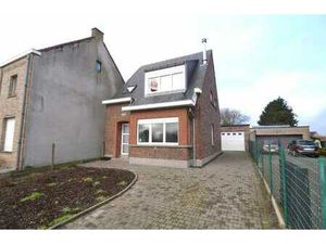 Ruime halfopen bebouwing met garage