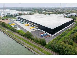 Magazijnruimte van 15.385 m² en 2.997 m² mezzanine in La...