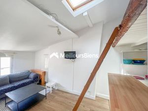 Paris 9ème - À VENDRE - Beau studio meublé en mezzanine de 26 28 m²