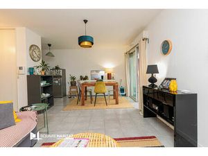 Grand studio  terrasse  jardin et parking