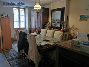 Dans un village où tous les commerces sont présents.