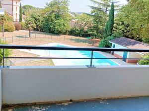 T2 50m2 refait à neuf  2e étage  piscine  espaces verts  très calme