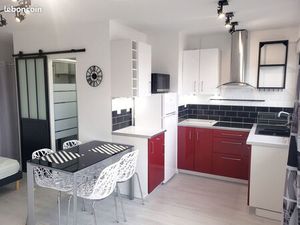 Studio meublé et équipé  clair  balcon avec jolie vue dégagée