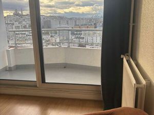 Studio avec balcon vue Tour Eiffel avec cave et parking