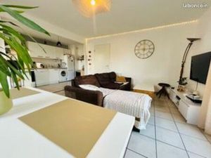 Appartement non meublé 4 pièces – 75 m² – Grande terrasse 950 CC – Disponible le 1er mars