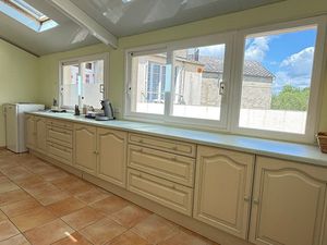 En exclusivite ! Maison de village  300m²  10 chambres avec dépendances sur 3489m² de terr