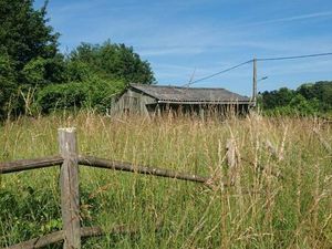Bâtiment transformable en habitation proche château