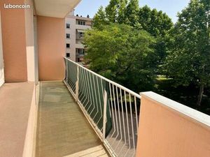 Appartement lumineux 2 chambres  cuisine équipée résidence annee 60 arborée