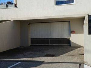 Garage fermé dans immeuble sécurisé