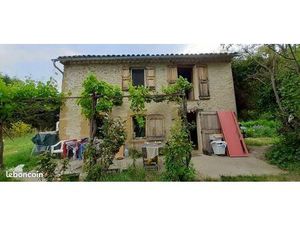 Petite chambre meublée à louer à la campagne en janvier